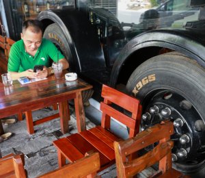 Quán cà phê làm bằng xe đầu kéo container ở Sài Gòn